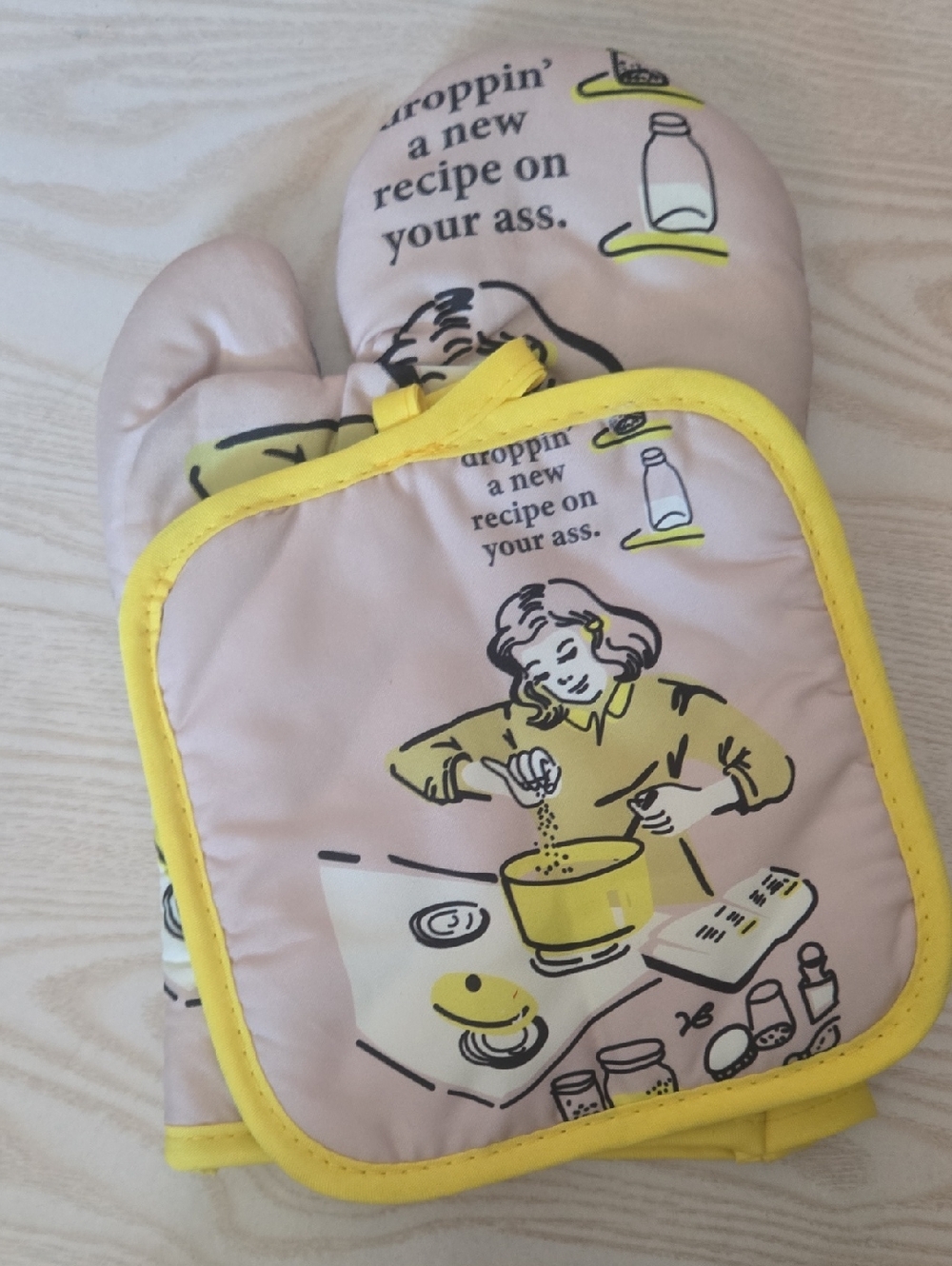 Vintage-style Beige & Yellow Kitchen Oven Mitt and Pot Holder Set